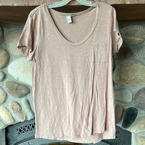 Casual pink t-shirt with pocket. Great slightly oversized tee